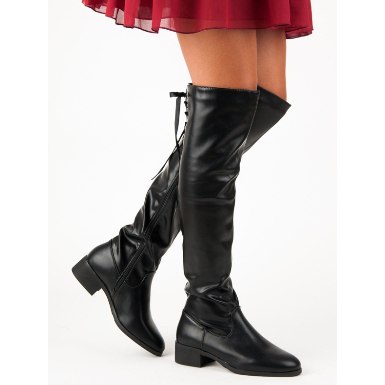 Mustat saappaat polven yläpuolella 2