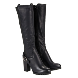 Vastaavat saappaat postauksessa musta 1