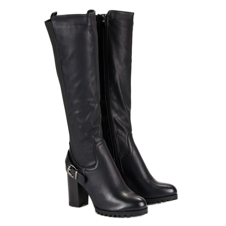 Vastaavat saappaat postauksessa musta 1