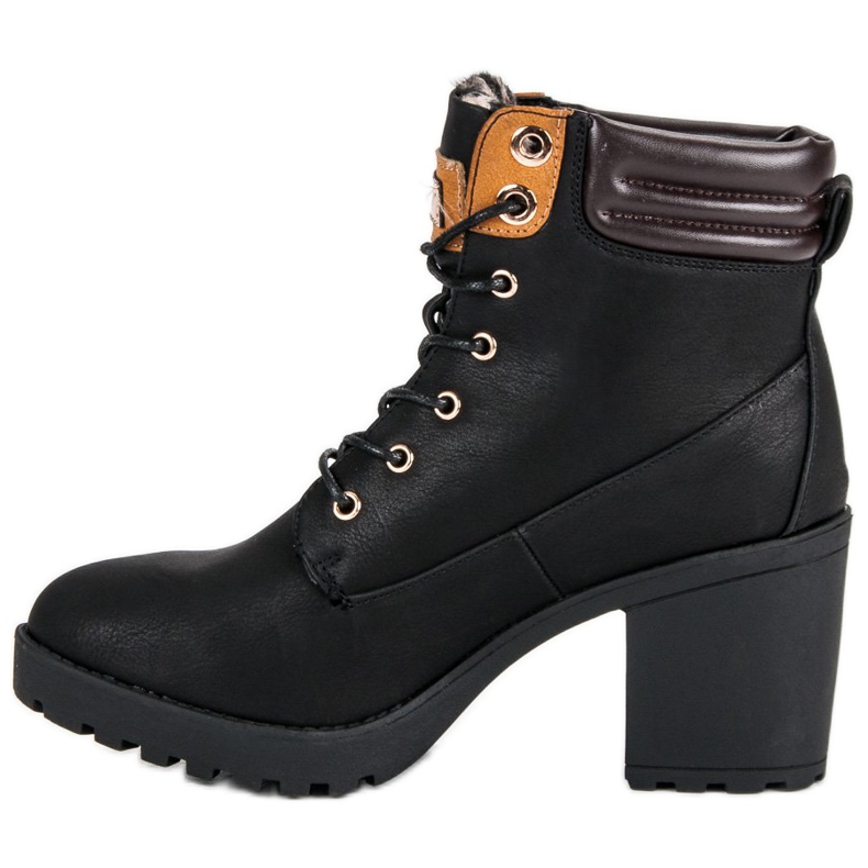 Queentina Postissa mustat pussit 1