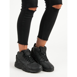 Mustat saappaat nilkan yläpuolella 2