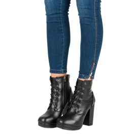 Small Swan Nauhakengät saappaassa musta 2