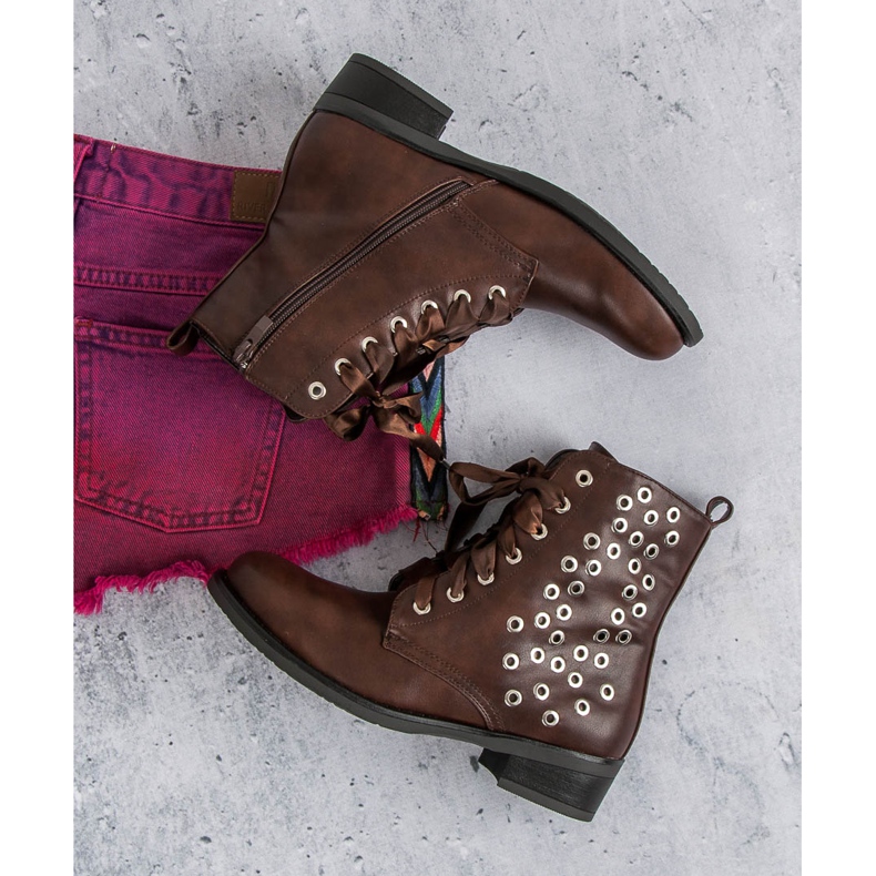 Sitoutuneet ruskeat työntekijät 1