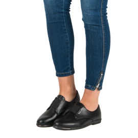 Miss Laura Mustat liukuvat kengät 1