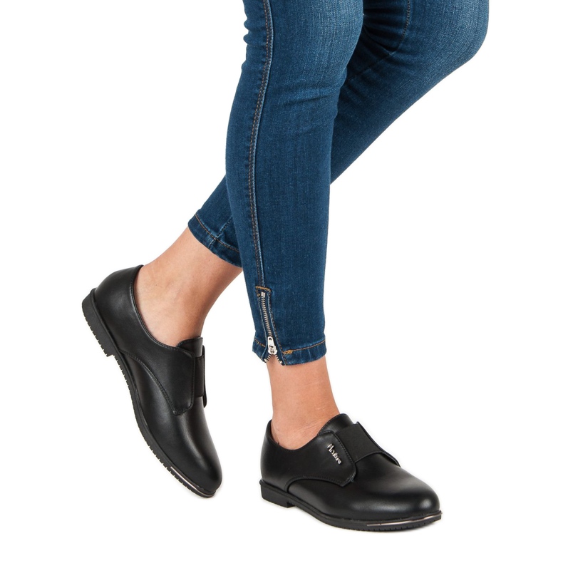 Miss Laura Mustat liukuvat kengät 2