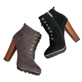 Harmaat sidotut saappaat pylväässä 2