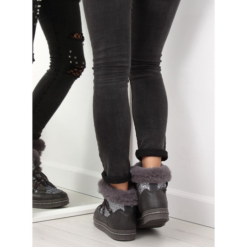 AX05 harmaat kuukengät 1