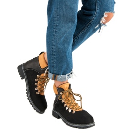 Mustat naisten ansastajat 2