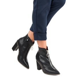 Tyylikkäät mustat saappaat 2