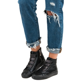 Mustat lenkkarit nilkan yläpuolella 1