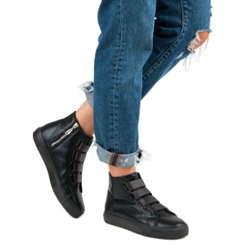 Mustat lenkkarit nilkan yläpuolella 2