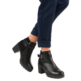 Anesia Paris Mustat saappaat postissa 2