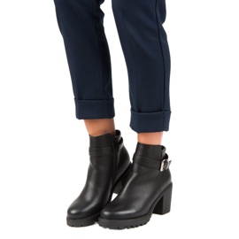 Kayla Mustat saappaat joka päivä 1