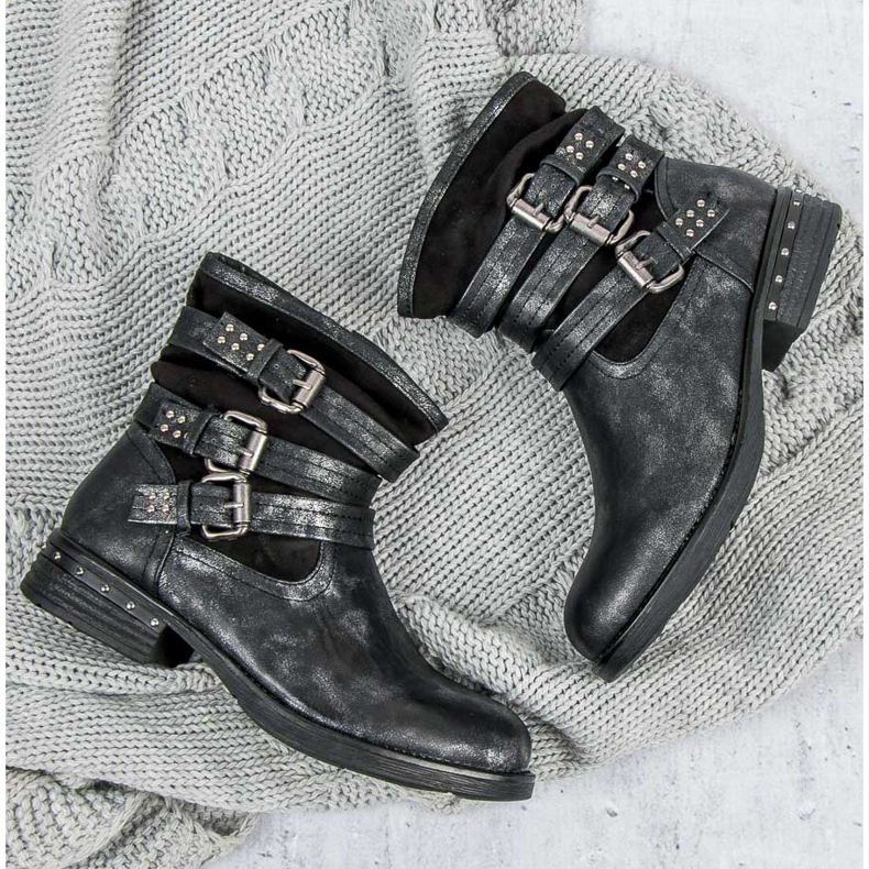 Kayla Mustia työntekijöitä musta 1