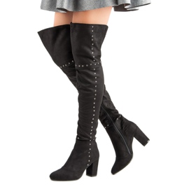 Mustat reisisaappaat postissa 2