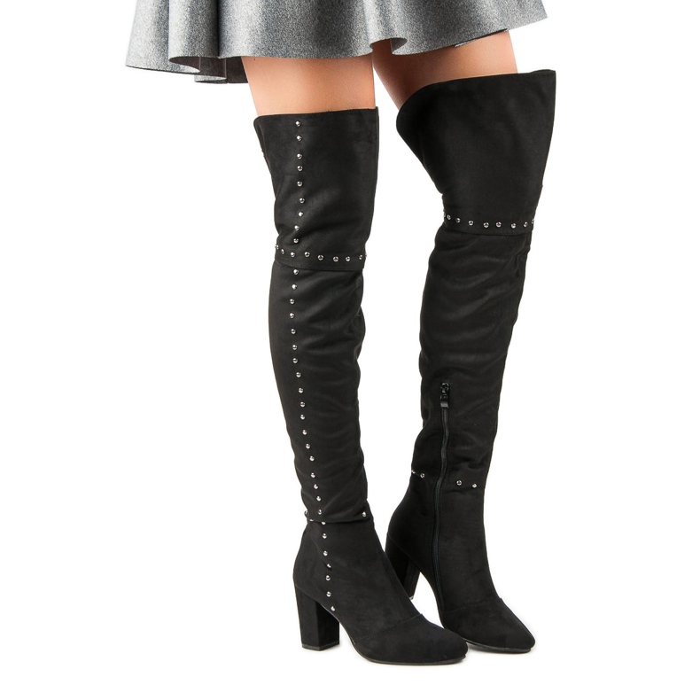 Mustat reisisaappaat postissa 1