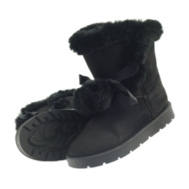 Musta Emusy Mukluki pompomilla 4