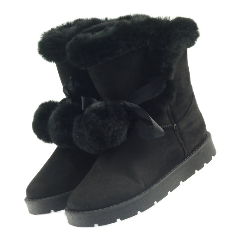Musta Emusy Mukluki pompomilla 3