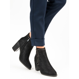 Kylie Mustat saappaat postissa 1