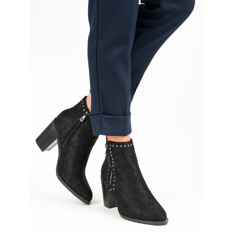 Kylie Mustat saappaat postissa 1