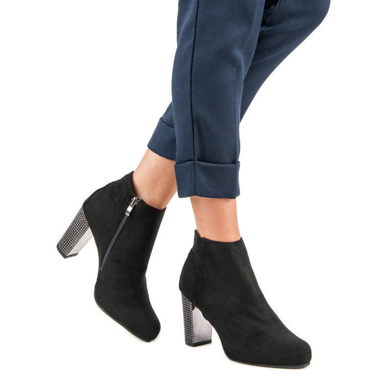 Tyylikkäät saappaat pylväässä musta 1