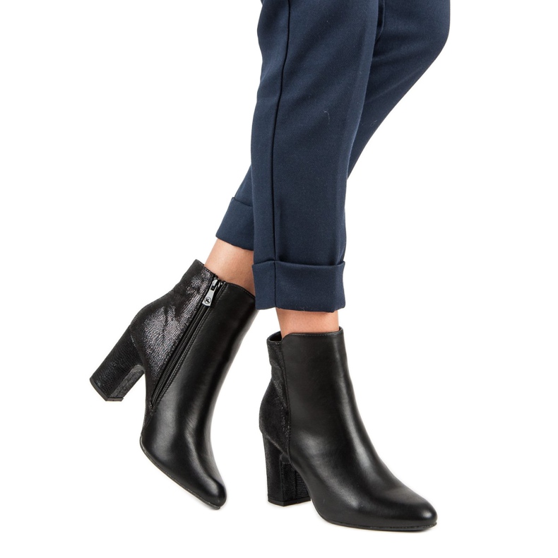 Kylie Mustat saappaat postissa 1