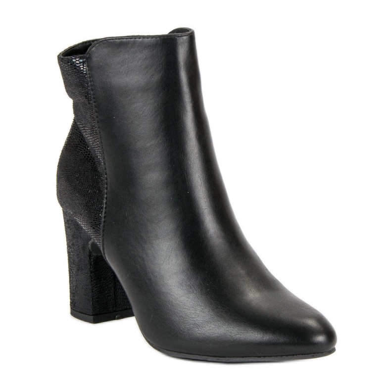 Kylie Mustat saappaat postissa 2