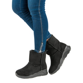 Mustat lumiset saappaat 2