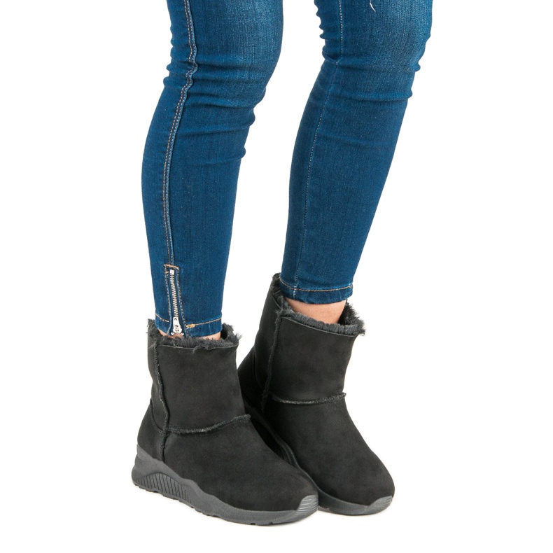 Mustat lumiset saappaat 1