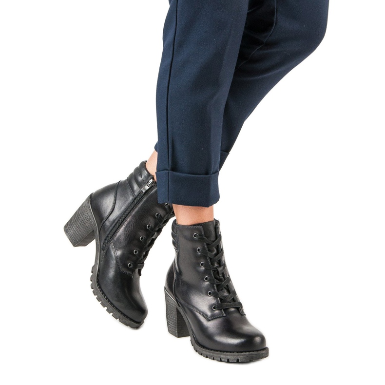 Mustat nahkaiset nilkkurit vinceza -pylväässä 2