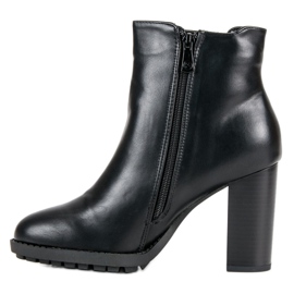 Kylie Mustat saappaat postissa 1