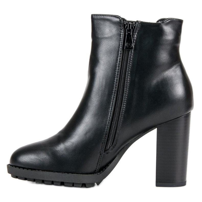 Kylie Mustat saappaat postissa 1