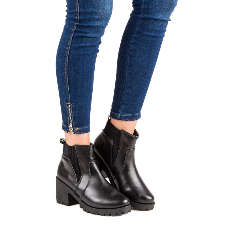 Mustat Chelsea -saappaat baarissa 1