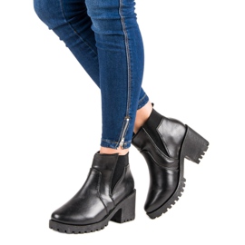 Mustat Chelsea -saappaat baarissa 2