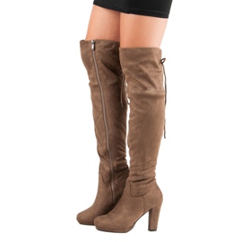 Mokkanaiset muskettisoturit pylväässä ruskea 1