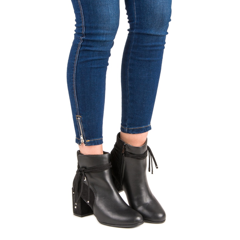 Nio Nio Mustat saappaat postissa 1