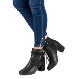 Nio Nio Mustat saappaat postissa 2