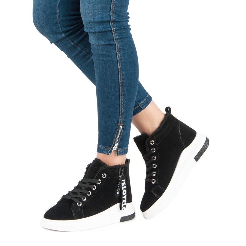 Lämpimät mustat lenkkarit 1