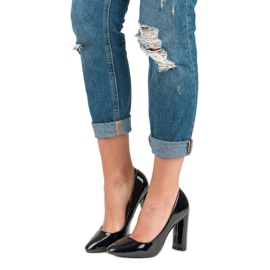 Lakatut pumput pylväässä musta 1