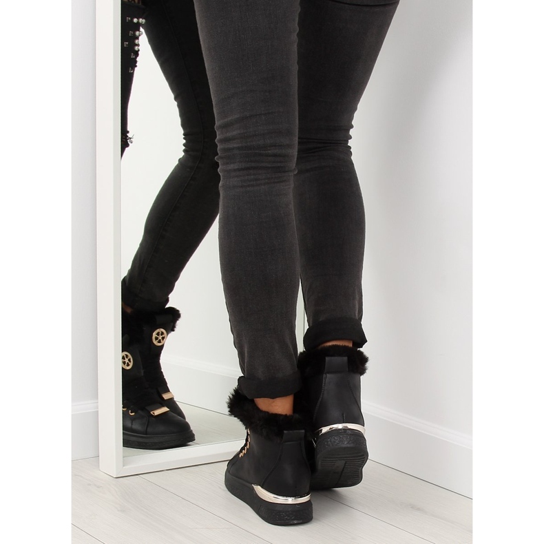 Musta eristetty lenkkarit F506 musta 1