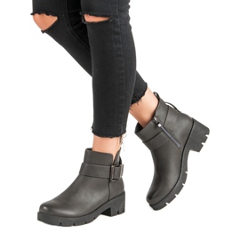 Kayla Harmaat työntekijät alustalla 2