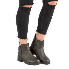 Kayla Harmaat työntekijät alustalla 1