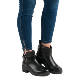 Kayla Mustia työntekijöitä alustalla musta 1