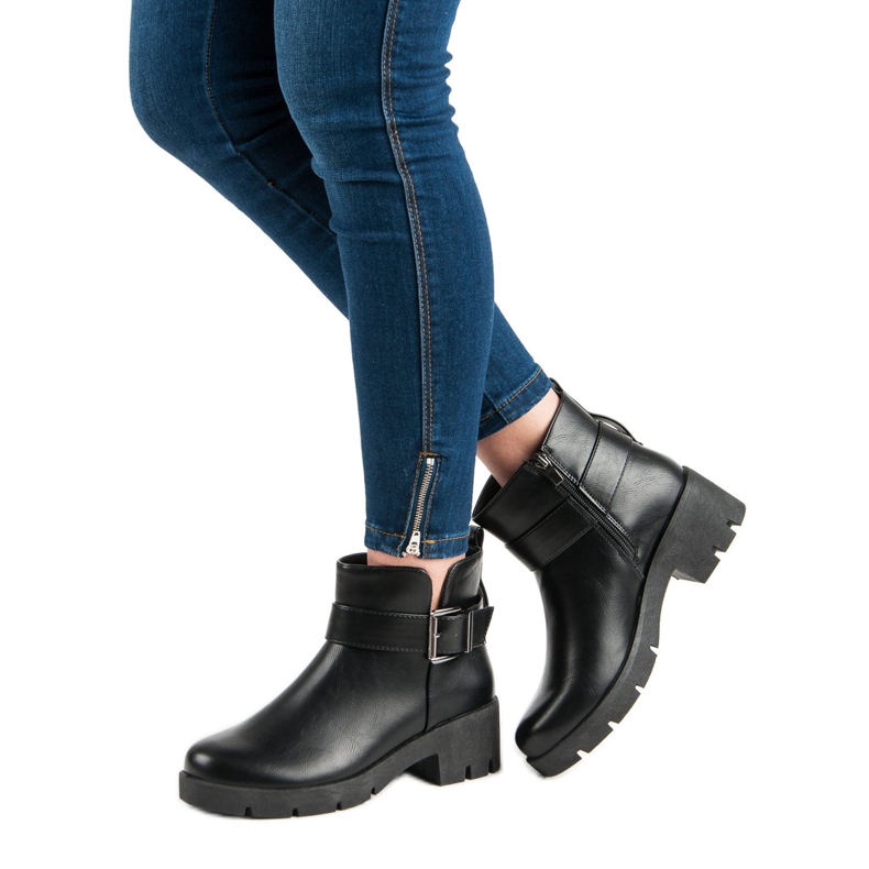 Kayla Mustia työntekijöitä alustalla musta 2