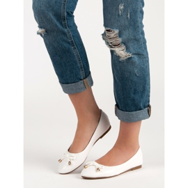 Valkoinen ballerina jousella 1