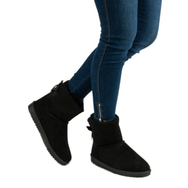 Queentina Musta mukluki, jossa jousi 2