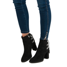 Ideal Shoes Muodikkaat saappaat postauksessa musta 1