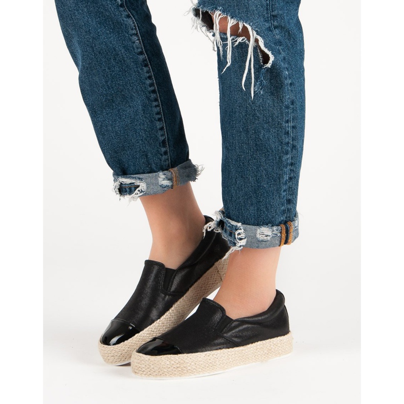 Muodikkaat mustat lenkkarit 1