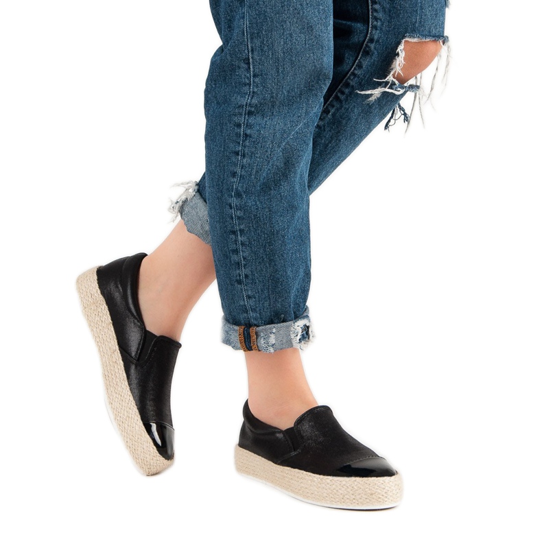 Muodikkaat mustat lenkkarit 2