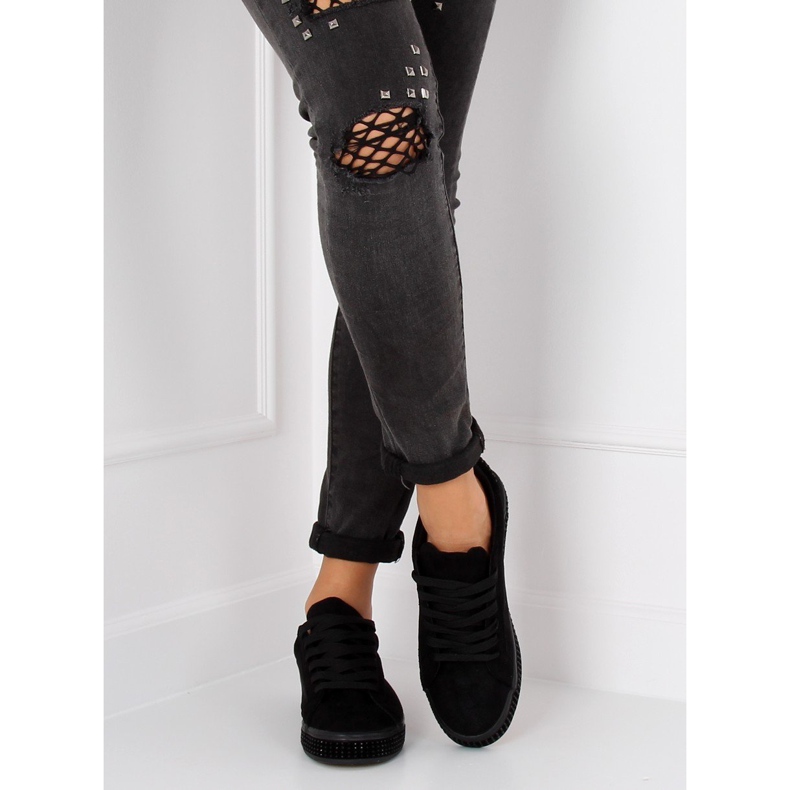 Musta BS098 Mustat lenkkarit kivillä 2